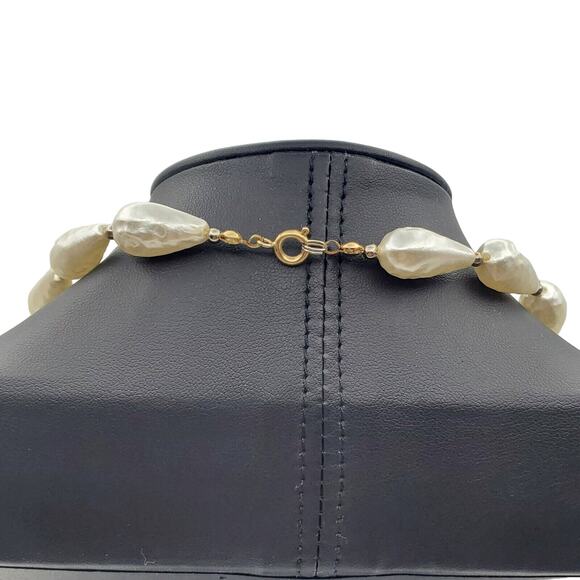 Teardrop Faux Pearl Necklace Graduated White Acrylic Strand 21" Vintage 1960s - Picture 5 of 7